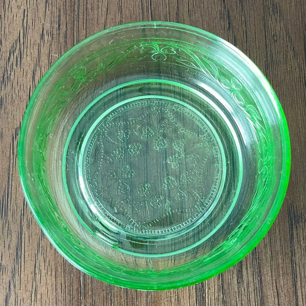 Hazel Atlas Green Cloverleaf Glass Bowl Uranium Fruit Dish Etched Shamrock READ